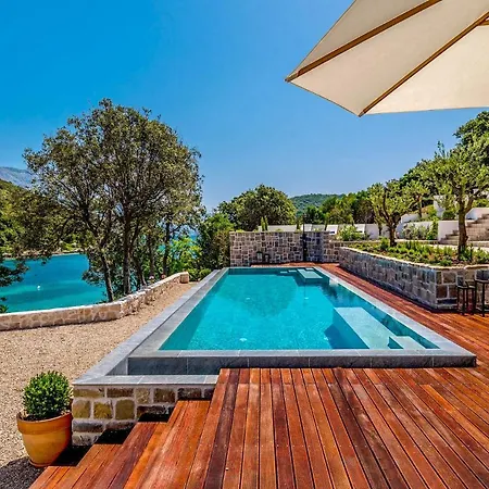 Vrbovica Sleeps 10 With Pool Air Con And Wifi فيلة *
