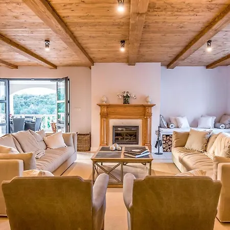 Vrbovica Sleeps 10 With Pool Air Con And Wifi فيلة *