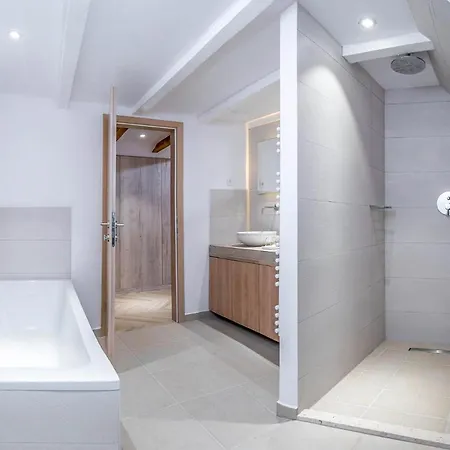 Vrbovica Sleeps 10 With Pool Air Con And Wifi