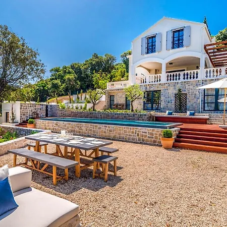 Vrbovica Sleeps 10 With Pool Air Con And Wifi *
