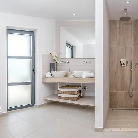 Vrbovica Sleeps 10 With Pool Air Con And Wifi Vila *