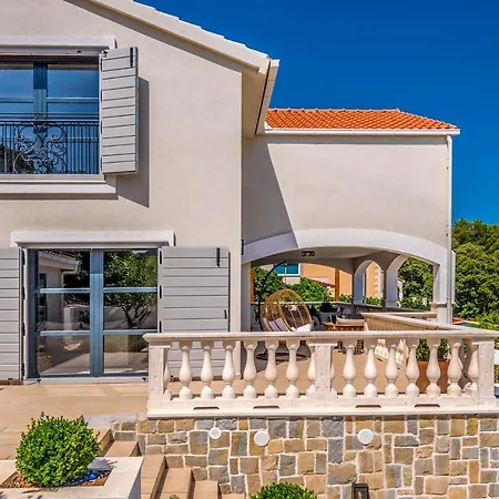 Vrbovica Sleeps 10 With Pool Air Con And Wifi Villa