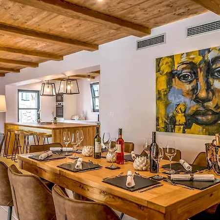 Vrbovica Sleeps 10 With Pool Air Con And Wifi